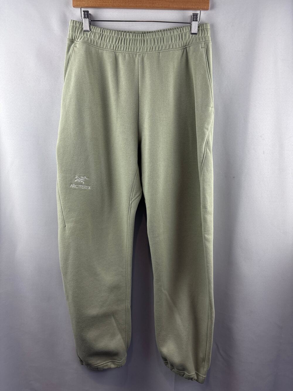 Women’s Arc’Teryx Size 8 Pale Green Emblem Fleece Joggers